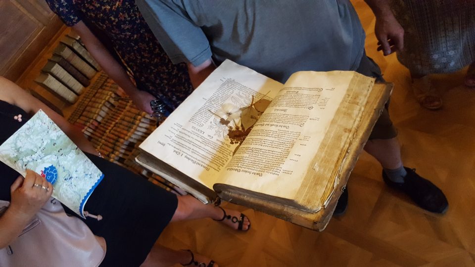 Knihy šlechtického rodu Thunů se vracejí na děčínský zámek