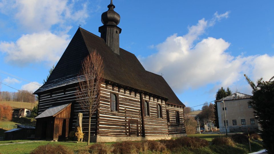 Kostel sv. Michaela v Maršíkově působí  jako velká roubenka