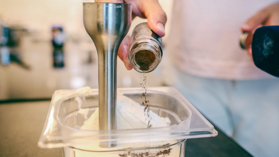 Krém můžeme ovonět mletým badyánem | foto: Jana Volková Krém můžeme ovonět mletým badyánem