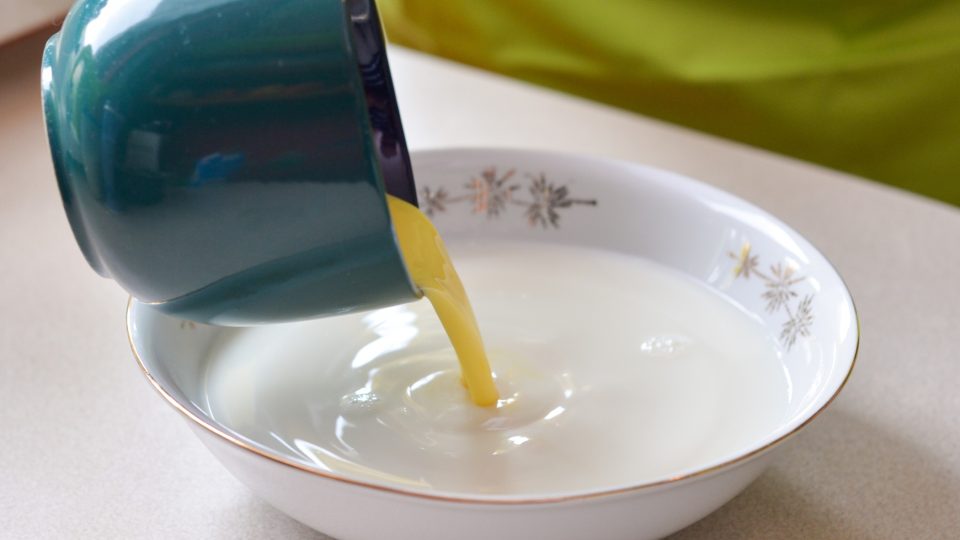 Rozšlehané vejce smícháme s mlékem | foto: Martin Čuřík Rozšlehané vejce smícháme s mlékem