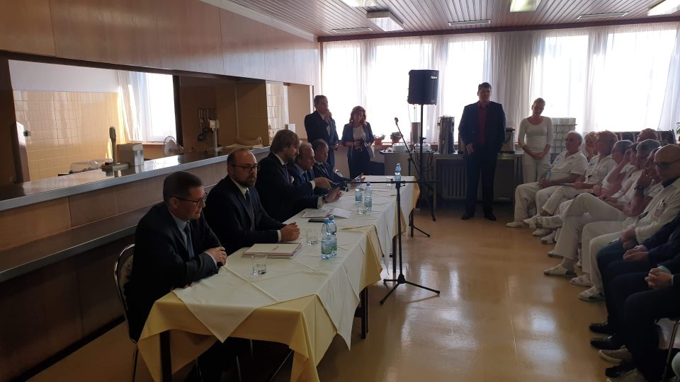 Ministr zdravotnictví Adam Vojtěcha v Litoměřicích debatoval s vedením města, zaměstnanci a s veřejností o budoucnosti tamní nemocnice