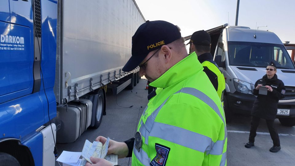 Policisté s celníky kontrolují, zda v kamionech necestují nelegální migranti