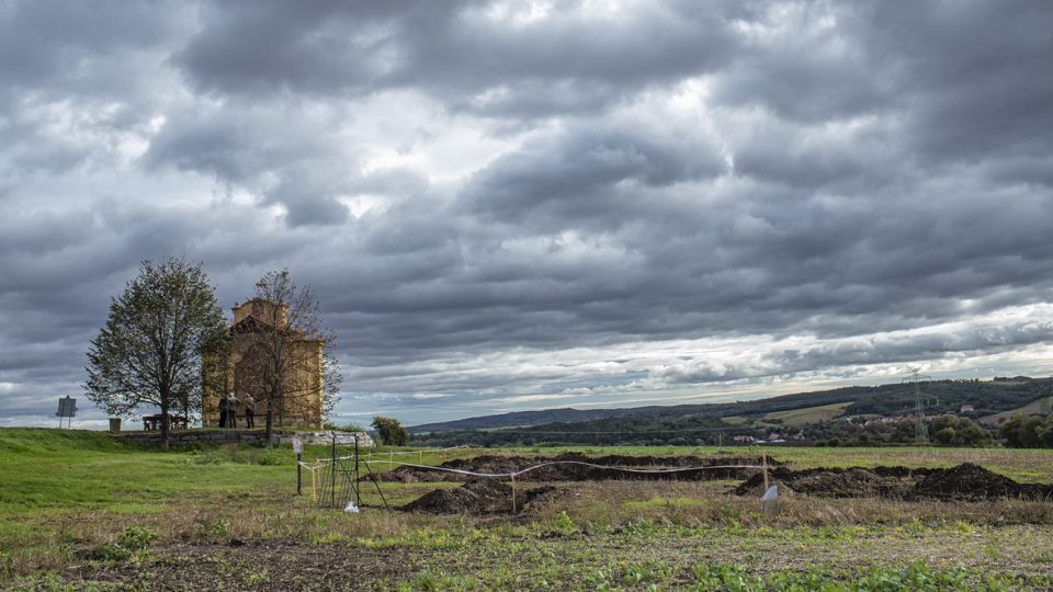 Okolí kaple svatého Václava v polích u Blšan zkoumají archeologové