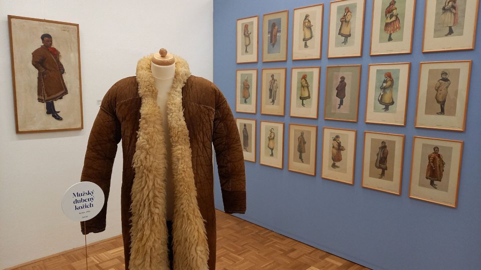 Součástí výstavy jsou i kresby postav v zimních oděvech slavného slováckého malíře Joži Uprky