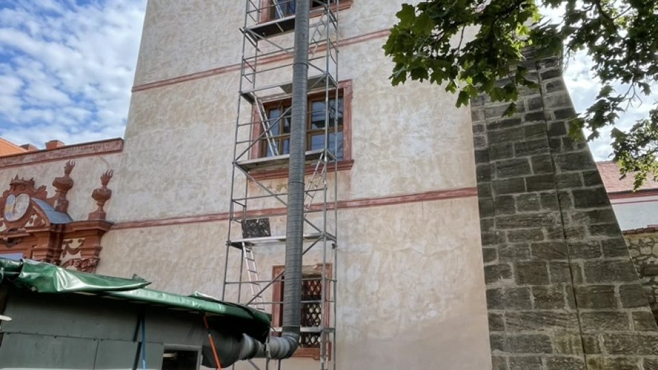 Zámek Nový Hrad v Jimlíně u Loun je napadený dřevokaznými brouky. Restaurátoři se jich pokusí zbavit termosanací