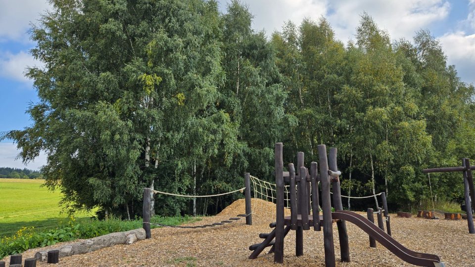 Dětské hřiště s malou opičí dráhou na stezce ve Sněžném