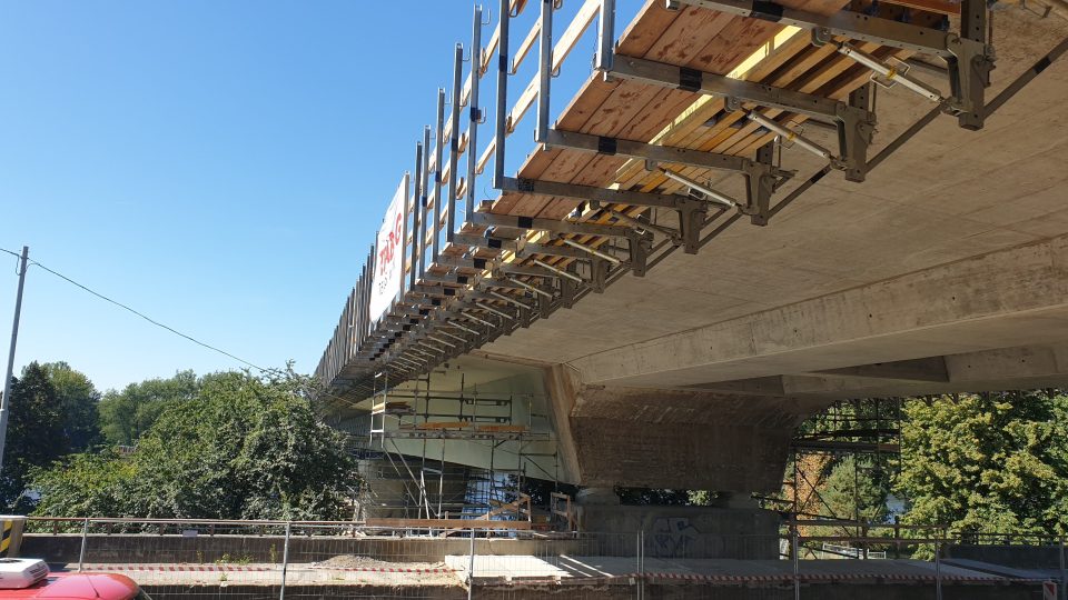Oprava mostu ve Štětí pokračuje