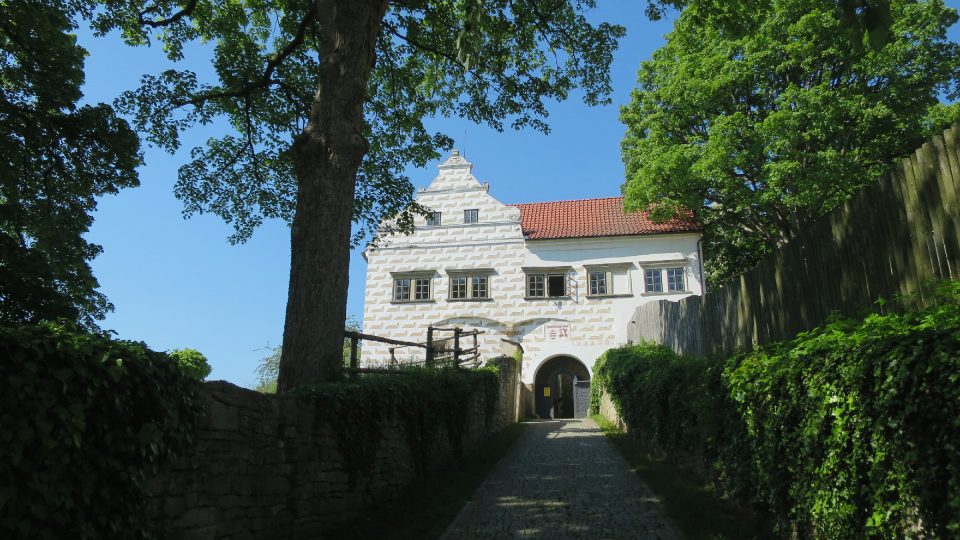 Hlavní přístupová cesta k hradu Košumberk a budova purkrabství