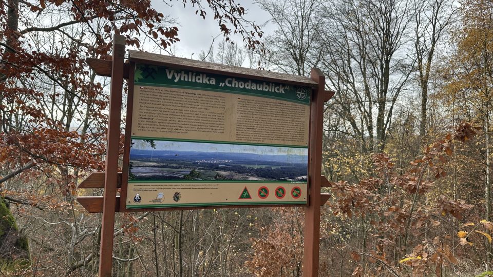 Na informační tabuli najdete popsaná místa, která jsou z vyhlídky vidět | foto: Jana Strejčková, Český rozhlas Na informační tabuli najdete popsaná místa, která jsou z vyhlídky vidět