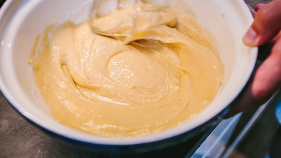 Žloutky smícháme s cukrem | foto: Jana Volková Žloutky smícháme s cukrem