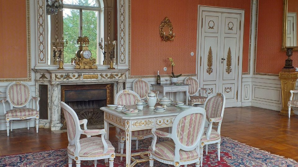 Základní prohlídkový okruh nabízí dvě desítky půvabně zařízených místností