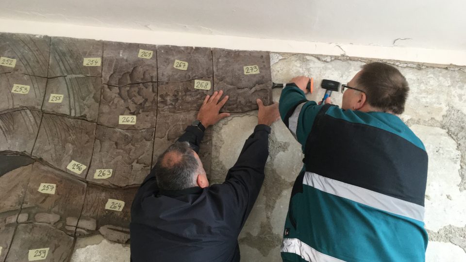 Pracovníci teplického muzea zachraňují reliéf Milana Žofky v budově bývalé Geoindustrie v Proboštově, která půjde k zemi