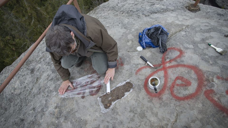 České Švýcarsko nechalo odstranit nápisy nastříkané na pískovcovou skálu na hradě Šaunštejn 