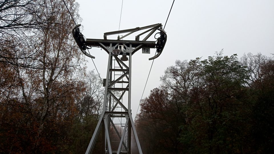 Nové ampliony na podpěrách lanovky informují pasažér