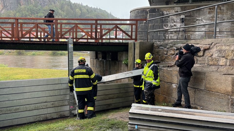 Hasiči začali v Děčíně se stavbou protipovodňové stěny na Smetanově nábřeží