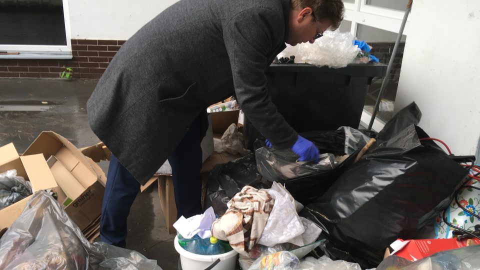 Tomáš Kotrlý při kontrole odpadků u krematoria v Ústí nad Labem
