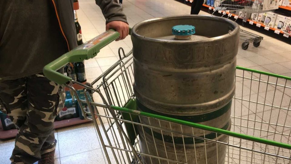 Zákazník kupuje sud piva. Náhradní řešení pro zrušenou svatbu v restauraci