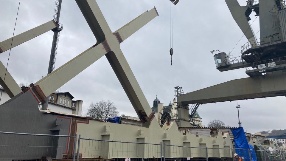 V nákladním přístavišti v Děčíně svařují řemeslníci ocelovou konstrukci nového železničního mostu