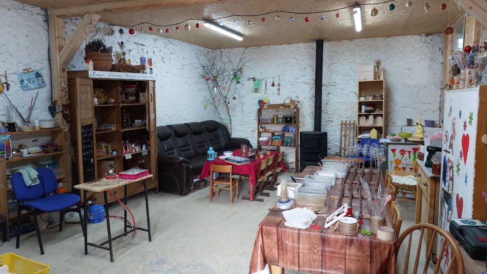 Dílna v chalupě Jany Komárkové. Je v ní místo pro spoustu řemesel i odpočinek | foto: Irena Šarounová, Český rozhlas Dílna v chalupě Jany Komárkové. Je v ní místo pro spoustu řemesel i odpočinek