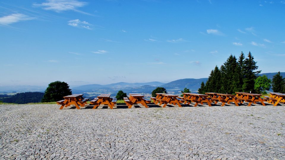 Pod rozhlednou najdeme i příjemné venkovní posezení | foto: Miroslav Kobza, Český rozhlas Pod rozhlednou najdeme i příjemné venkovní posezení
