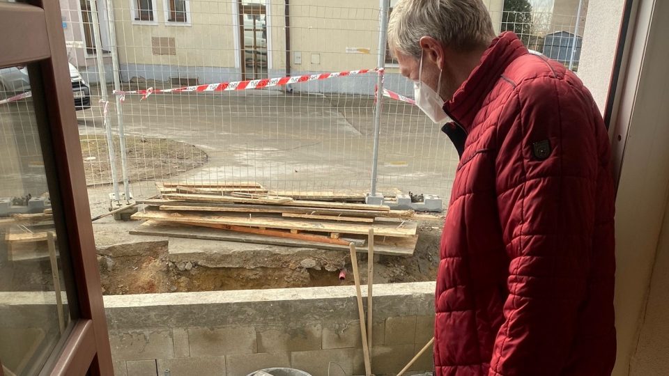 Místo výtahu mají senioři v Krabčicích jen hlubokou díru v zemi. Chybějí peníze na jeho dostavbu