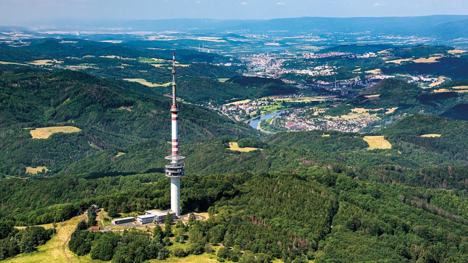 Vysílač Buková hora je jedním z nejvyšších českých vysílačů. Jde o nejvyšší betonovou stavbou v Česku. V původním projektu byla plánována v horním patře prstence vyhlídková restaurace