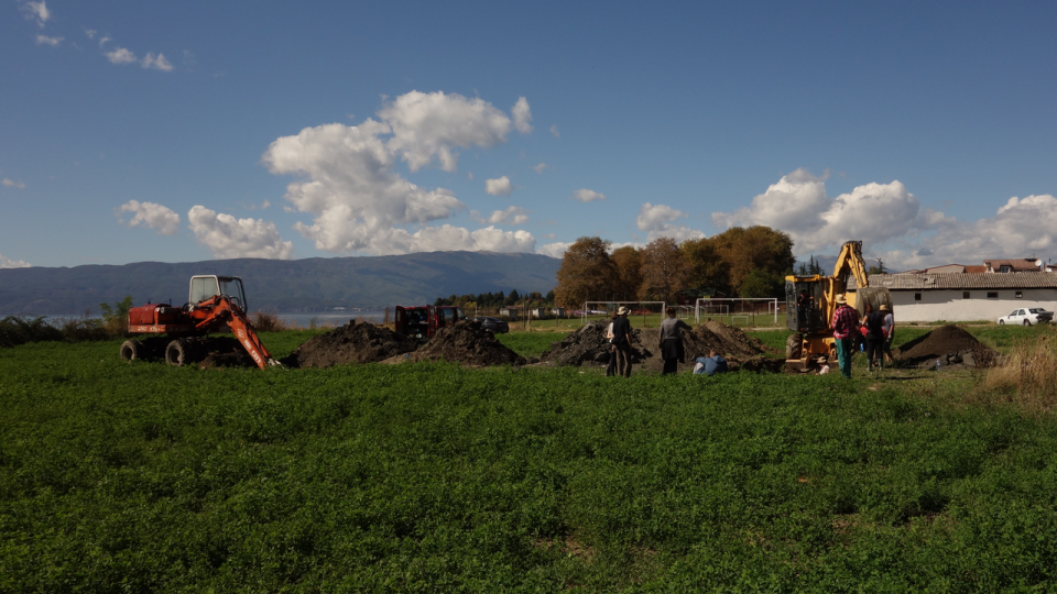 Bagrování archeologické sondy u Ochridského jezera