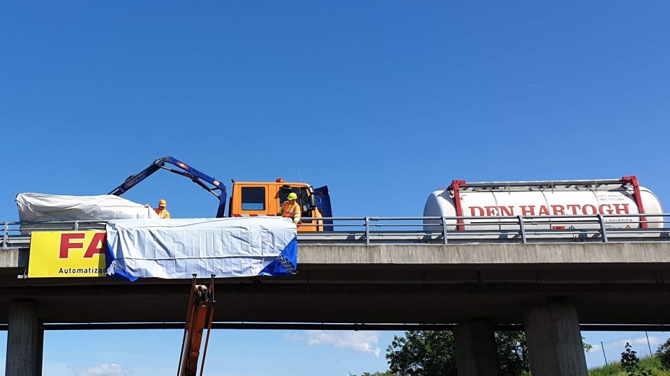 Odstraňování reklamního poutače z mostu na dálnici D8 u Roudnice nad Labem