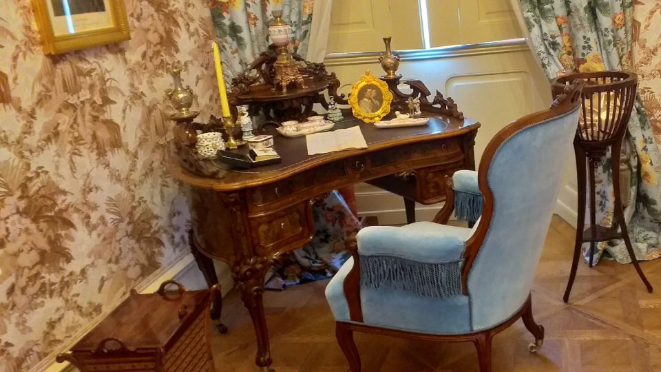 Návštěvníci procházejí i zámeckou pracovnou