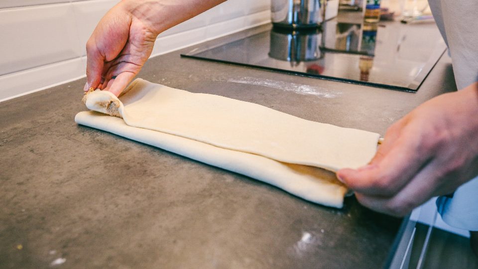 Naplněné těsto přehneme na třetiny | foto: Jana Volková Naplněné těsto přehneme na třetiny