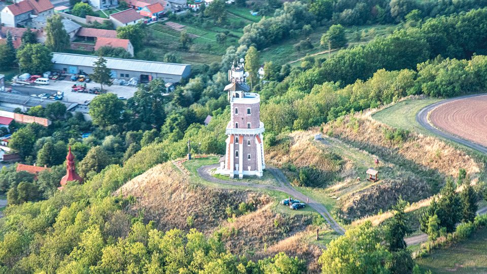Schillerova rozhledna je vyhlídková věž stojící nad městem Kryry. Rozhledna byla postavena v letech 1905–1906 na místě hradu Kozihrady a byla pojmenována po německém básníkovi Friedrichu Schillerovi při příležitosti 100. výročí jeho úmrtí