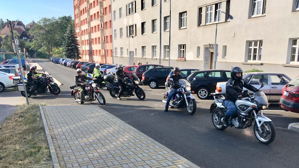 Desítky policistů v civilu se na motorkách účastní charitativní motojízdy