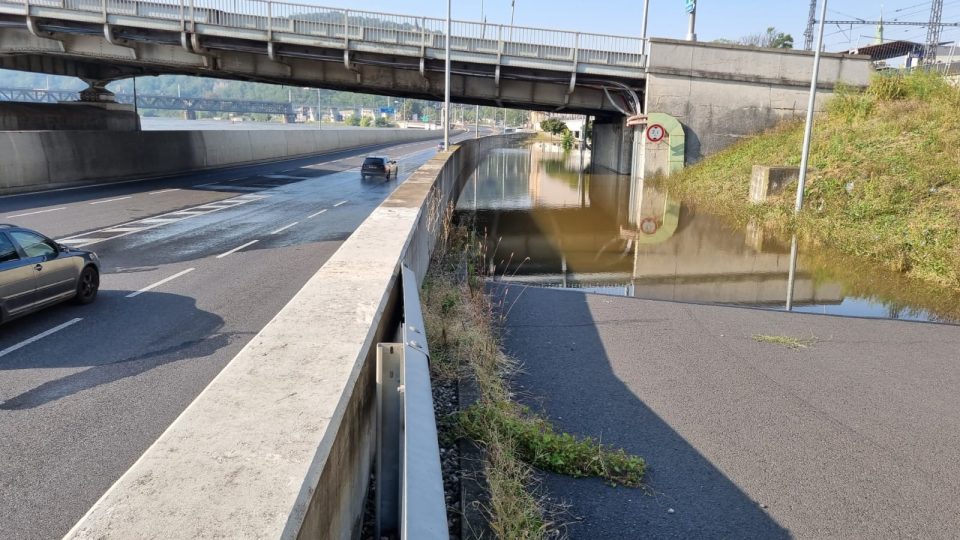 Protipovodňová vana pod Benešovým mostem funguje