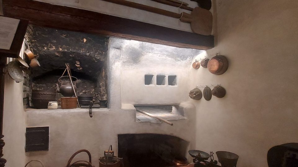 Pec v přízemí Domu starých časů