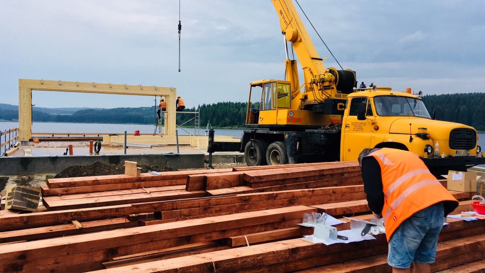 Dělníci už mají postavený první dřevěný rám budoucího infocentra