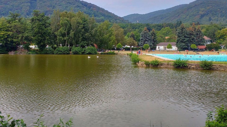 Osecký rybník sousedí s koupalištěm