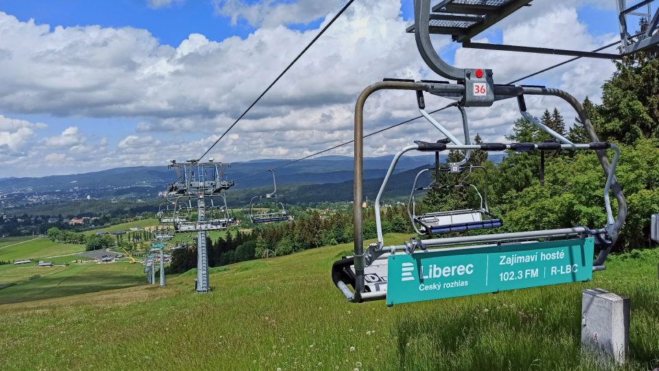 Lanovka na Javorník, v pozadí jizerské hory | foto: Jaroslav Hoření, Český rozhlas Lanovka na Javorník, v pozadí jizerské hory