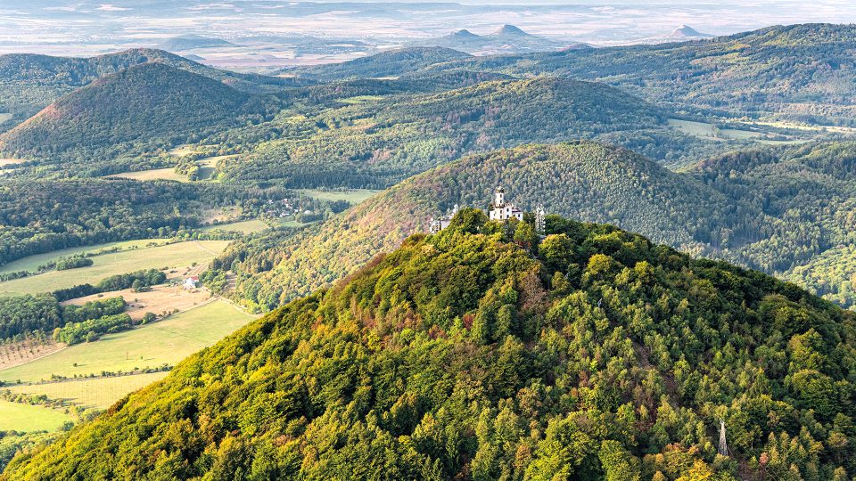 Milešovka je s vrcholem ve výšce 836,5 m n. m. nejvyšší horou Českého středohoří. Jedná se o místo s nejdrsnějším podnebím v Čechách. Je považována za největrnější horu Česka – bezvětří je tu jen 8 dní v roce
