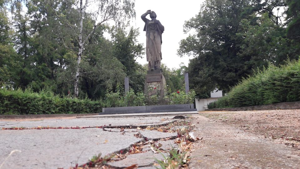 Pohled na památník obětem německého fašismu v Českém Malíně