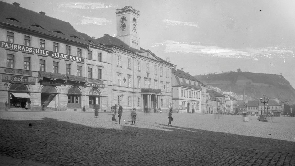 Historické domy na Mírovém náměstí v Ústí nad Labem kolem roku 1900