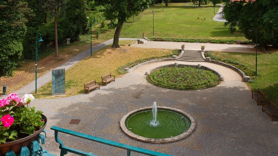 Pohled do zahrady vily nabízí klid a rozjímání | foto: Zdeněk Truhlář, Český rozhlas Pohled do zahrady vily nabízí klid a rozjímání