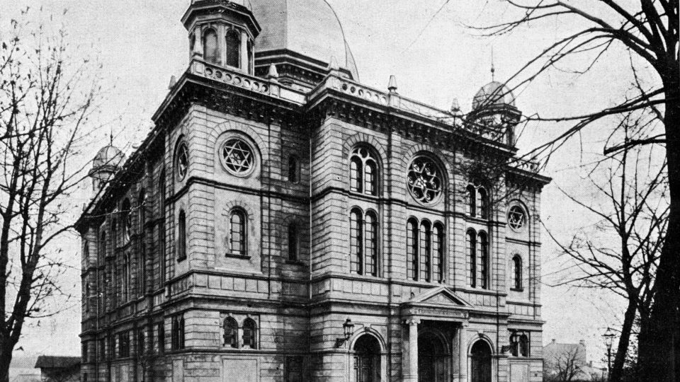 Druhá největší židovská obec v českých zemích nechala v roce 1882 postavit monumentální synagogu. Jednu z nejvýznamnějších evropských staveb