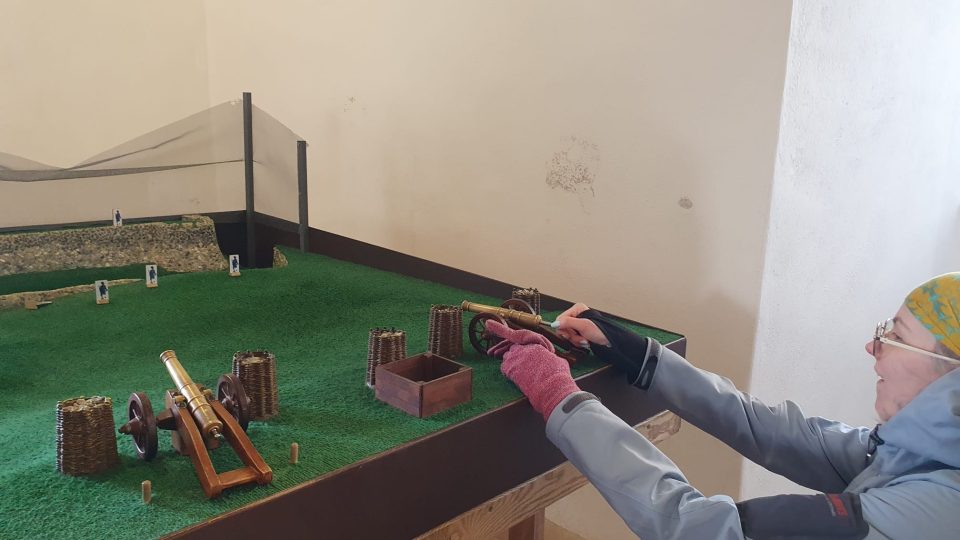 Vedle 3D modelu je dělostřelecký trenažér, kde si vyzkoušíte střelbu z kanónu na obránce hradu | foto: Petra Štrymplová, Český rozhlas Vedle 3D modelu je dělostřelecký trenažér, kde si vyzkoušíte střelbu z kanónu na obránce hradu