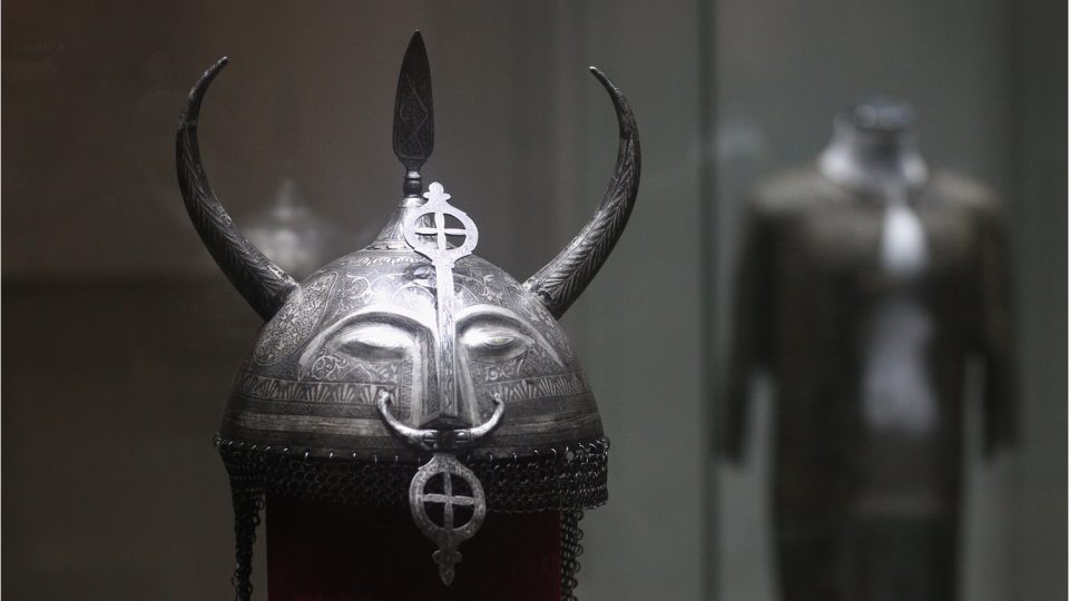 Kulah-chud s kalotou v podobě démona, Persie, přelom 18. a 19. století, ocel, tausie stříbrem a zlatem
