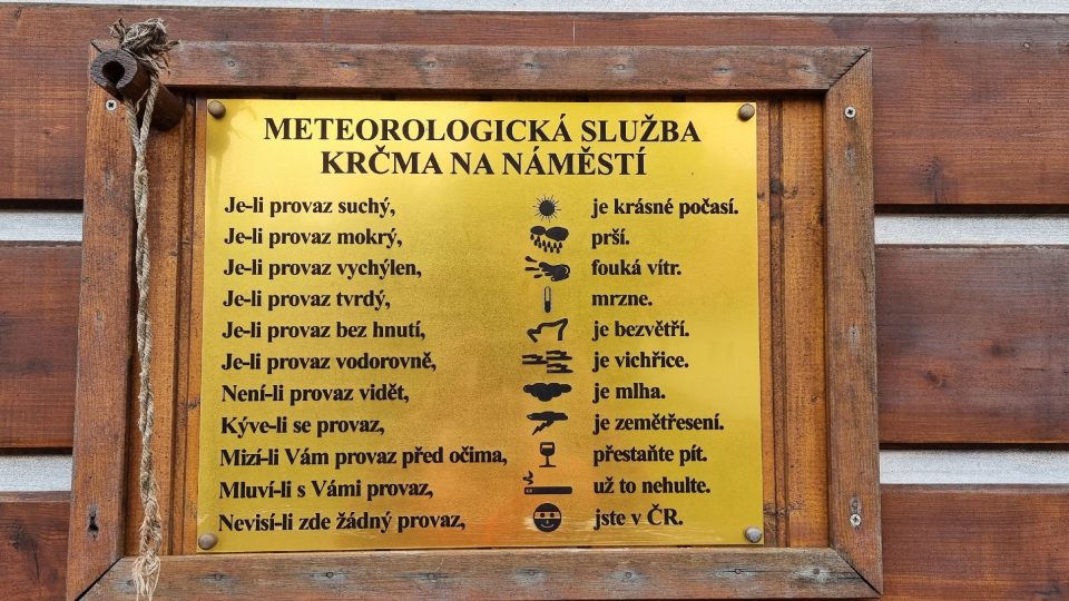 Na místním hostinci visí zajímavá meteorologická stanice