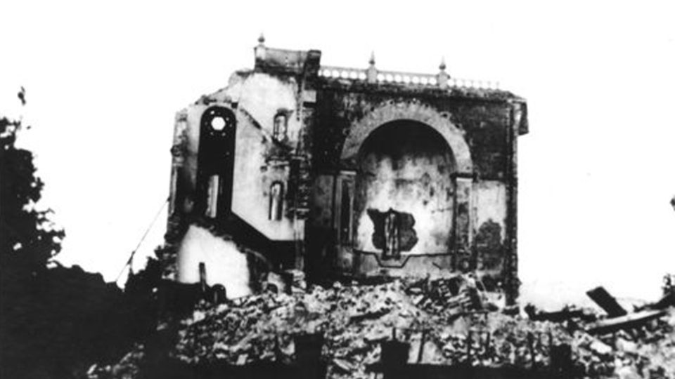 Kvůli silným obvodovým zdím musely být zbytky synagogy odstřeleny. Fotografie po prvním ze dvou odstřelů