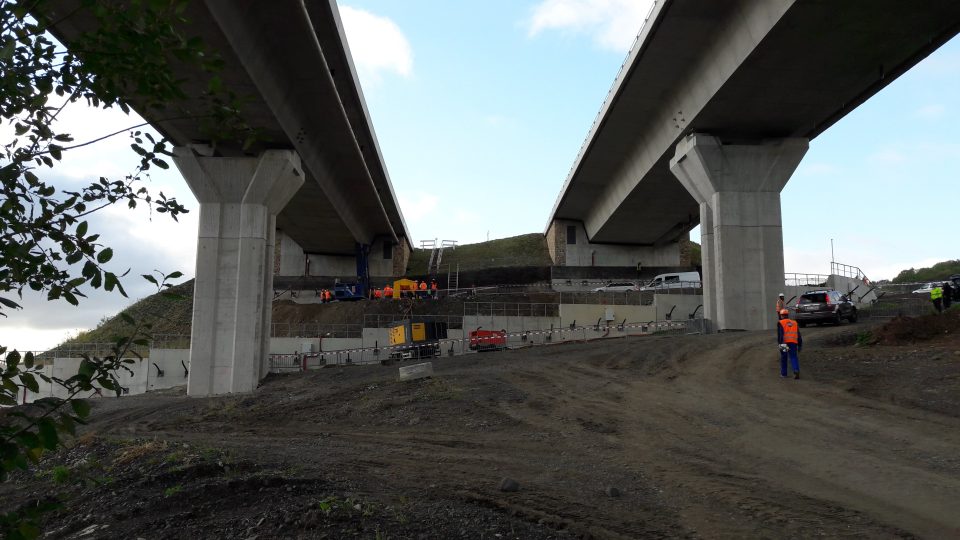 Dělníci začínají pod dálniční mosty na D8 nad Prackovicemi pumpovat pod vysokým tlakem beton