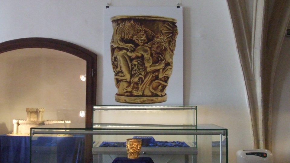 Královský pohár, Baktrie pod vlivem řecké helénistické kultury  a skythského umění, 4. století př. n. l., zlato, 101 g, výška 105 mm. Vzácný předmět odráží uměleckou realitu neznámého královského či místodržitelského dvora ve Střední Asii 