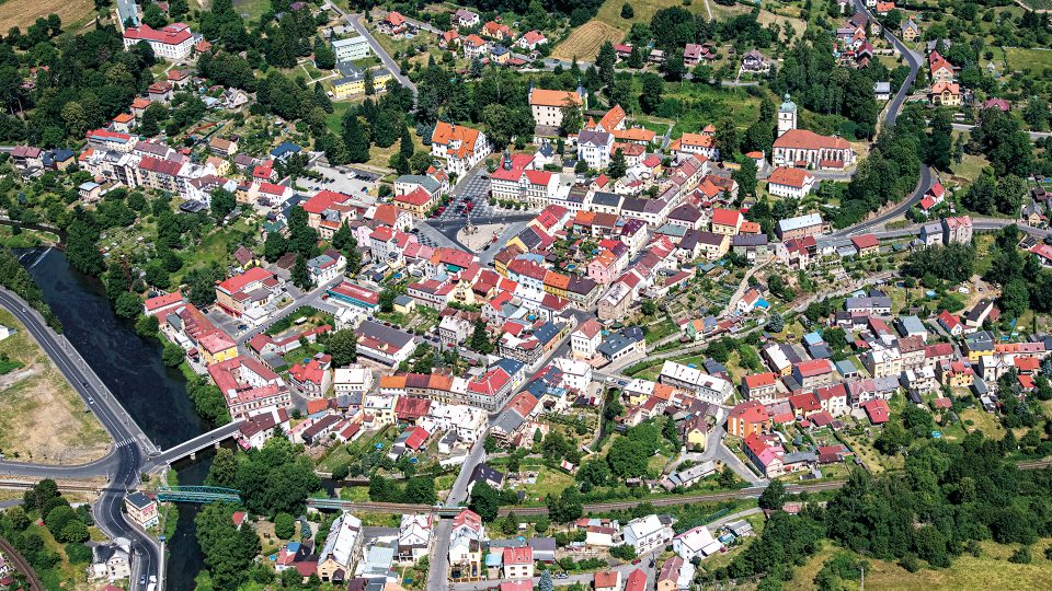 Historické jádro Benešova nad Ploučnicí, uvnitř kterého se nalézá i zámek, je městskou památkovou zónou
