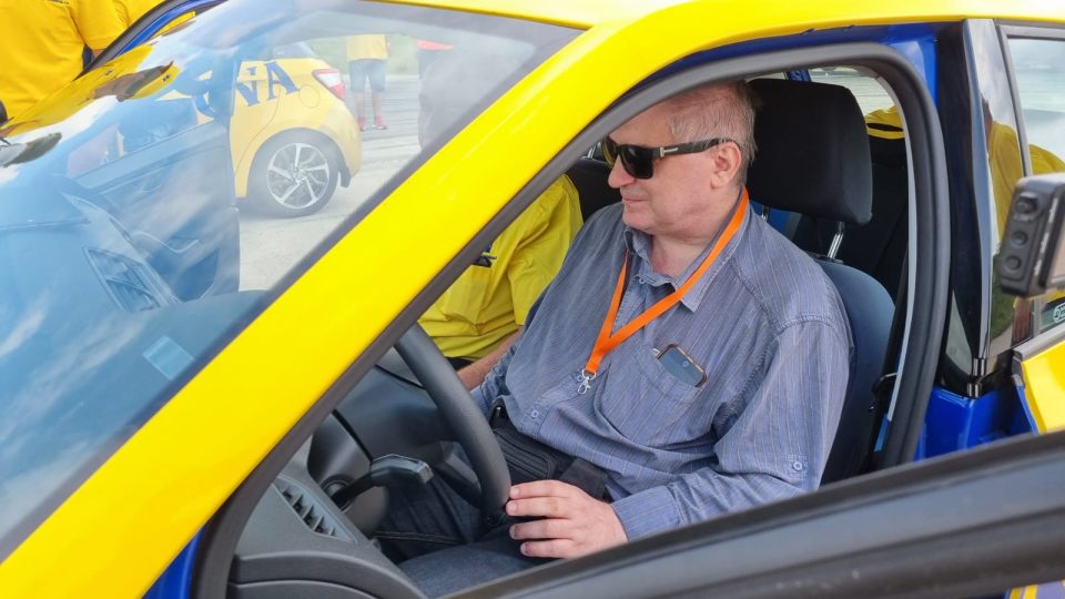 Na letišti v Panenském Týnci na Lounsku si lidé s postižením zraku vyzkoušeli řídit